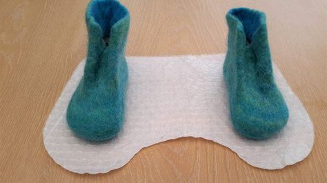 Felted Slippers Pattern, Felt Wool Slipper, Wet Felting Tutorial, Felt Booties, Boots Diy, Acorn Ornaments, Felt Boots, Felt Slippers, Needle Felting Diy