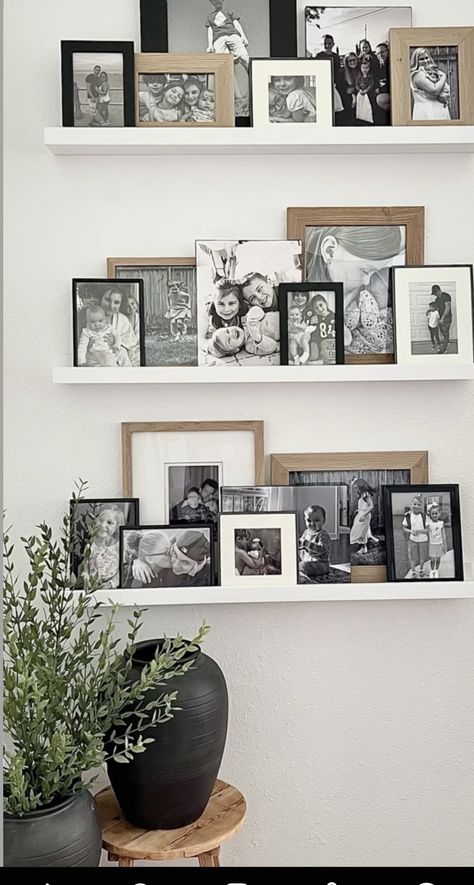 Picture Wall Living Room, Christmas Home Decor Ideas, Shelf Decor Living Room, Traditional Home Decor, Family Photo Wall, Christmas Homemade, Family Wall Decor, Picture Shelves, Dining Room Ideas