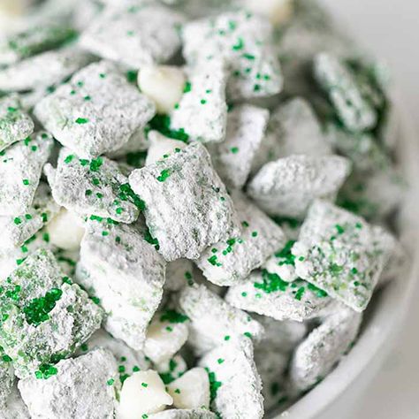 St Patricks Day Puppy Chow Original Puppy Chow Recipe, Puppy Chow Snack Mix Recipe, Easy Microwave Desserts, Puppy Chow Christmas, Puppy Chow Recipe, Chow Recipe, Microwave Dessert, Puppy Chow Recipes, Jelly Cookies