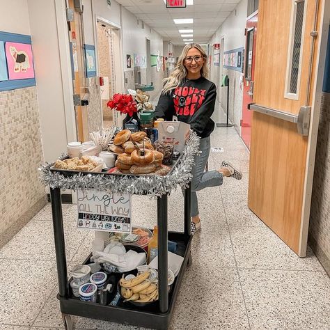 Lindsay ♡☆ on Instagram: "Jingle all the way & happy holidays! Spread some winter break cheer today with a breakfast cart full of joy 🎊✨ This teacher is officially on winter break! ❄️" Breakfast Cart Ideas For Teachers, Teacher Christmas Gifts From Pto, Christmas Sunshine Committee Ideas, Coffee Cart Ideas School, Christmas Breakroom Ideas, Breakfast Cart, Teacher Cart, Sunshine Committee, Christmas Cocoa