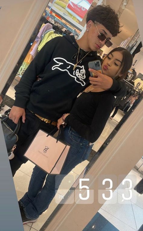 Latina And Edgar Couple, Edgar And Latina, Latina And Bf, Edgar Couple, Boy Bsf Pics, Bf And Gf Goals Pictures, Couple Photobooth, Hispanic Couples, Latino Couple