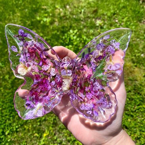 Sydney on Instagram: “🦋Custom Butterfly Dish🦋 Even pressed my own flowers for this cutie Mold from: @biskuitsandgravy • • • • • • • • • • • • • #resinart…” Butterfly Resin Art, Resin Butterfly, Resin Ideas, Butterfly Effect, Glass Butterfly, Resin Artwork, Art Resin, Clay Art Projects, Butterfly Decorations