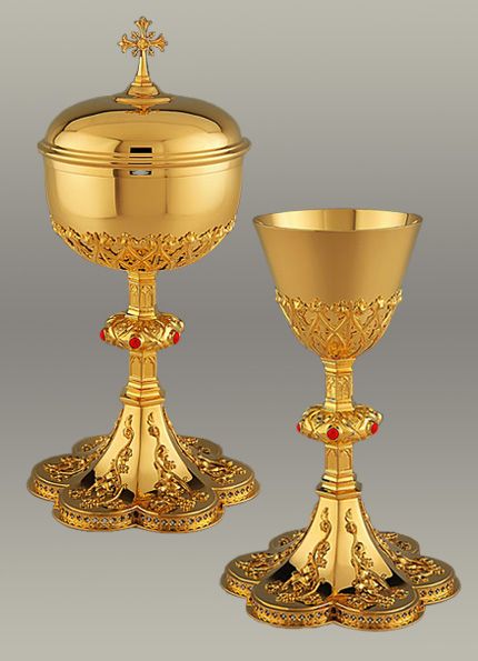 Neo-Gothic Chalice and Ciborium. Gold plated. Elaborate floral design. Node with stone accents. Base with open filigree work. Traditional Catholicism, Catholic Altar, Neo Gothic, Catholic Statues, Thy Will Be Done, Crystal Wine Glasses, Sunflower Wallpaper, Beakers, Eucharist