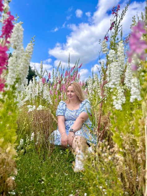 Flower Field Photoshoot Plus Size, Confetti Field Photoshoot, Plus Size Instagram, Field Poses, Bday Pics, Flower Picking, Daughter Photoshoot, Field Photoshoot, Khao Yai