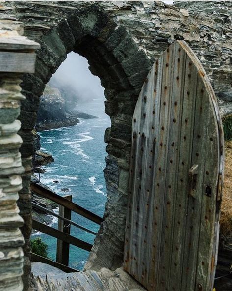 Cornwall Castle, Tintagel Cornwall, Tintagel Castle, Things To Do In Cornwall, Mists Of Avalon, England Aesthetic, Backyard Water Feature, Scottish Castles, Cornwall England