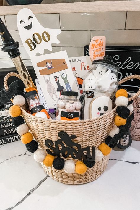 How fun is this Boo Basket! All supplies are from Target! Click to see how I put it all together :-) Raffle Gift Basket Ideas, Halloween Treat Baskets, Man Home Decor, Boo Basket Ideas, Fall Gift Baskets, Boo Gift, Boo Baskets, Halloween Gift Baskets, Treat Basket