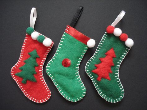 Xmas Socks Diy, Mini Felt Stockings Christmas Diy, Christmas Felt Stocking, Felt Christmas Stockings Diy, Felt Christmas Socks, Felt Christmas Stockings Ideas, Felt Stockings Christmas Diy, Christmas Socks Diy, Stocking Craft