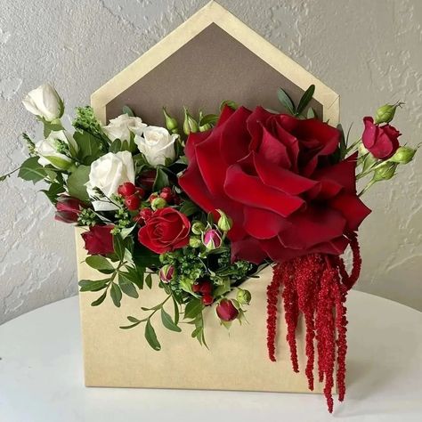 Valentines Day Florist Ideas, Envelope Box Flower Arrangement, Flower Arrangements For Valentines Day, Valentine Flowers Ideas, Valentines Flower Arrangements Ideas, Valentine’s Day Floral Arrangements, Box Floral Arrangements, Valentines Day Floral Arrangements, Flowers In A Box