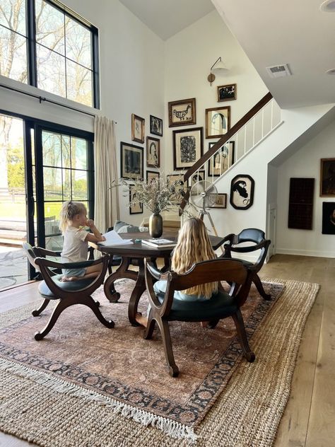 Layered Rug Dining Room, Layered Rugs Living Room, Rugs In Dining Room, Vintage Motifs, Country Style Interiors, Lauren Liess, Zen Bedroom, Dining Table Rug, Rug Dining Room