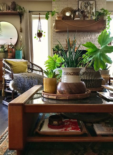 70's Decor, Texture And Pattern, 70s Decor, 1970s Style, Bohemian House, Boho Deco, House Plants Decor, Apartment Decor Inspiration, Room With Plants