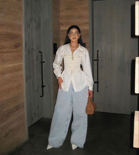 Dress Shirt With Corset Outfit, Indoor Party Outfit, Baggy Clean Outfit, Oversized White Button Up Outfit, Pants And Dress Combo, Emy Moore Aesthetic, Emy Moore Outfit, Modest Summer Outfits Aesthetic Casual, Outfit Anniversaire