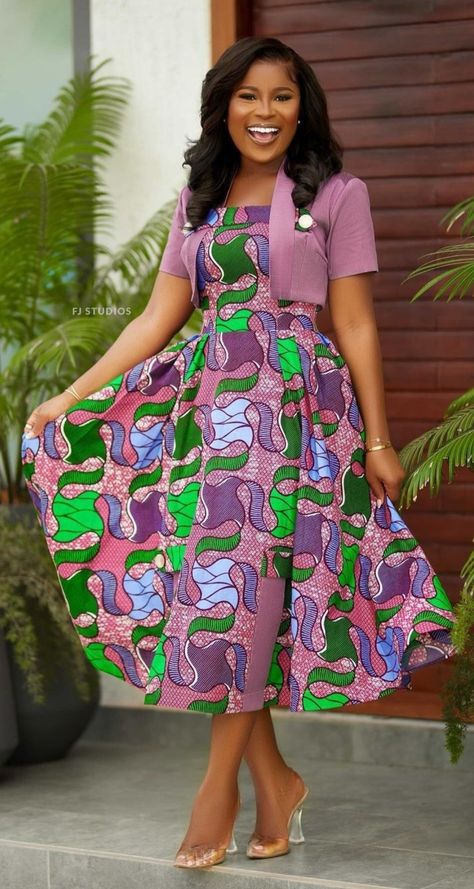 Vitenge Design, Ghana Dress Styles, Ankara Dress Designs Chic, Nigeria Clothes, Kampala Gown Styles For Ladies, Chitenge Dresses, Ankara Dress Designs, African Attire Dresses, Ankara Short Gown Styles