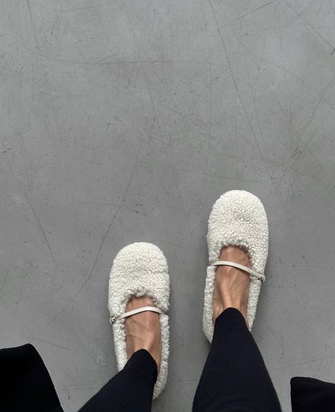 Winter Minimalist Outfit, Fashion Shoes Sandals, Fur Shoes, Knitted Slippers, Instagram Model, Diy Shoes, City Style, Looks Style, Style Chic