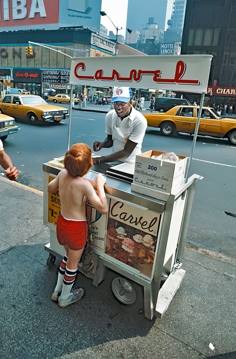 Rare sighting of a Carvel street cart, 1982. Disc-O-mat and Beefsteak Charlie’s in the background. Sci Fi Pirate, 80s New York, 90s Nyc, Cool Vintage Photos, 80s Life, 80s Fashion Men, Angels In America, Alley Cats, Groovy 70s