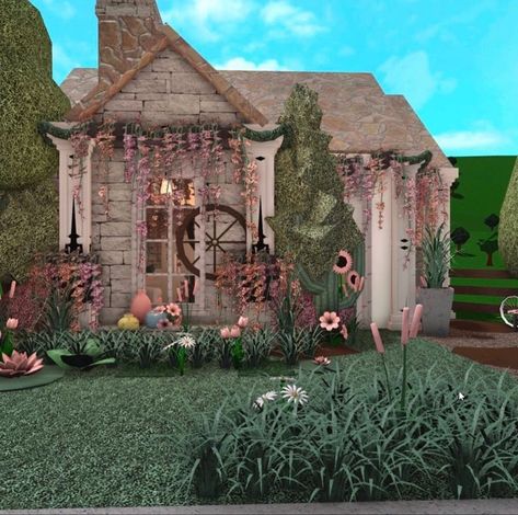 Cute House Design Bloxburg, Aesthetic Cottage Bloxburg, Mini Bloxburg House Exterior, Bloxburg House Builds Cottage Core, Pinterest Bloxburg Houses, Bloxburg Cottage House Ideas One Story, Plant Bloxburg House, Unique Bloxburg Houses Exterior, Bloxburg House Inspo Cottage Core