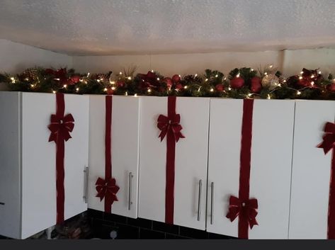 Easy Bedroom Christmas Decor, Christmas Decorations For Ceiling Beams, Christmas Decor Curtains, Christmas Kitchen Curtain Ideas, Christmas Decor Ideas Easy Cheap, Indoor Christmas Decorations Hallway, Christmas Lights On Ceiling Living Room, Christmas Cabinets Ribbon, Christmas Cabnit Decor