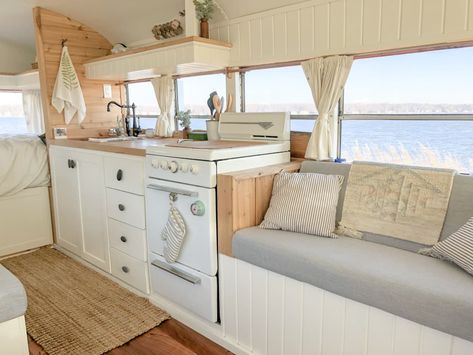 Post Image School Bus Tiny House, School Bus Camper, School Bus House, Interior Boho, Bus Living, Kombi Home, Caravan Renovation, School Bus Conversion, Bus House