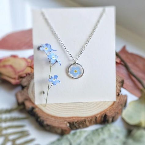 Dainty Blue Jewelry With Pressed Flowers, Blue Necklaces With Pressed Flowers For Gifts, Forget Me Not Necklace, Forget Me Not Flower Jewelry, Forget Me Not Resin Jewelry, Forget Me Not Pendant, Resin Jewelry Tutorial, Flower Resin Jewelry, Resin Pendant Necklace