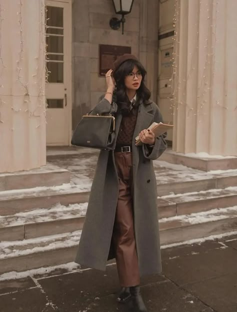 Dark Academia Medical Student Outfits, Soft Light Academia Outfits, Architecture Outfit Style, Chic Academia Fashion, Winter Light Academia Outfits, Dark Academia Lawyer, Oxford Student Aesthetic Outfit, Fantasy Academia Aesthetic Outfit, Vintage Academia Aesthetic Outfit