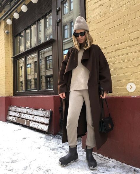 Bottega Rain Boots Outfit, Rubber Clogs Outfit, Bottega Puddle Boots Outfit, Crocs Outfit Winter, Bottega Puddle Boots, Clog Boots Outfit, Rubber Shoes Outfit, Bottega Boots, Puddle Boots