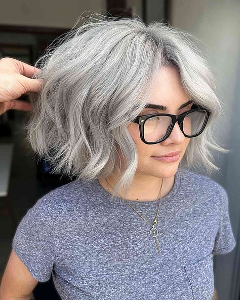 25 Cutest Chin-Length Wavy Bob Haircuts Healthy Blonde Hair, Grey Bob Hairstyles, Chin Length Haircuts, Short Sassy Haircuts, Wavy Bob Haircuts, Chin Length Hair, Silver Blonde, Ash Blonde Hair, Platinum Blonde Hair