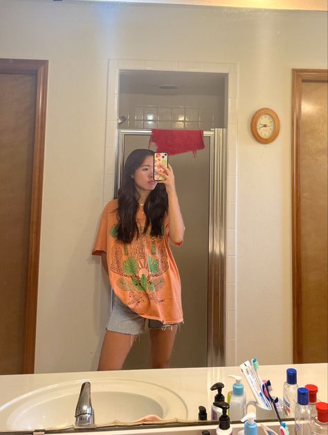 Jean Shorts T Shirt Outfit, Cute Shorts And T Shirt Outfit, Jean Shorts And Tee Shirt Outfit, Jean Shorts Oversized Shirt, Jorts Oversized T Shirt, Jean Shorts And Baggy Tshirt, Orange Graphic Tee Outfit, Orange Tee Outfit, Large T Shirt Outfit