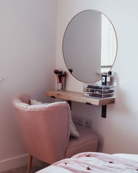 Floating Shelf Dressing Table Ideas, Small Room Makeup Table, Space Saving Ideas For Bedroom, Tiny Vanity Ideas, Hanging Dressing Table, Ideas For Sweet 16, Sweet 16 Decor, 1930s Decor, Classy Rooms