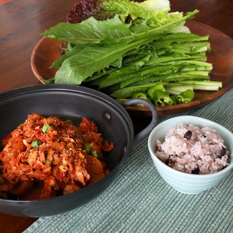 Ssam Recipe, Tuna Stew, Korean Food Photo, Maangchi Recipes, Canned Tuna Recipes, Food Korean, Canned Tuna, Recipe Vegetarian, Spicy Tuna