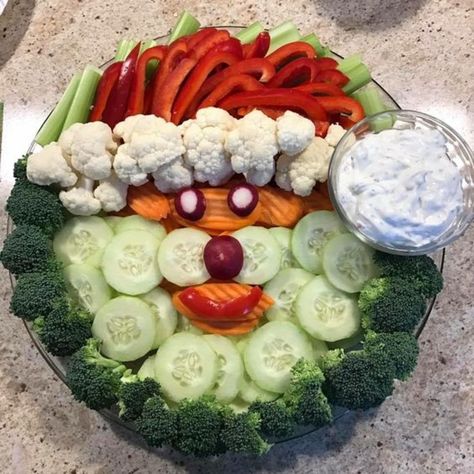 christmas-veggie-platter-ideas Veggie Santa Face, Christmas Veggie Platter, Veggie Platter Ideas, Santa Veggie Tray, Christmas Vegetable, Veggie Tray Ideas, Veg Platter, Christmas Veggie, Christmas Veggie Tray