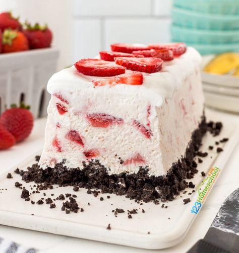 Fluffy, No-Bake Summer Strawberry Dessert Cake Berry Icebox Cake, Frozen Strawberry Desserts, Pecan Bread Recipe, Peach Bread, Icebox Desserts, Pumpkin Pie Oatmeal, Best Summer Desserts, July Desserts, Sweet Temptation