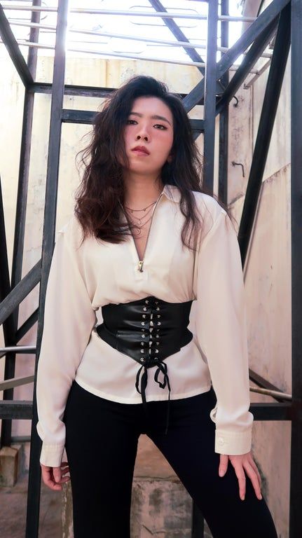 Pirate Shirt With Corset, Casual Piratecore, Pirate Aesthetic Female Outfit Casual, Pirate Inspired Outfits Women, Casual Pirate Outfit Female, Pirate Outfit Female Modern, Pirates Outfit Female, Pirate Female Outfits, Pirate Style Outfits