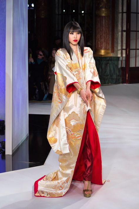 Japanese Summer Fashion, Yumi Katsura Couture, Winter Abaya, Yumi Katsura, Japanese Summer, Modern Kimono, Beautiful Kimono, Traditional Japanese Kimono, Mode Kimono