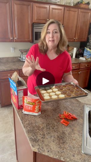 Ritz Crackers Peanut Butter Chocolate, Ritz Cracker Treats, Dipped Ritz Crackers, Ritz Cracker Recipes Snacks, Shareable Recipes, Cracker Treats, Ritz Cracker Recipes, Holiday Snack, Pig Cookies