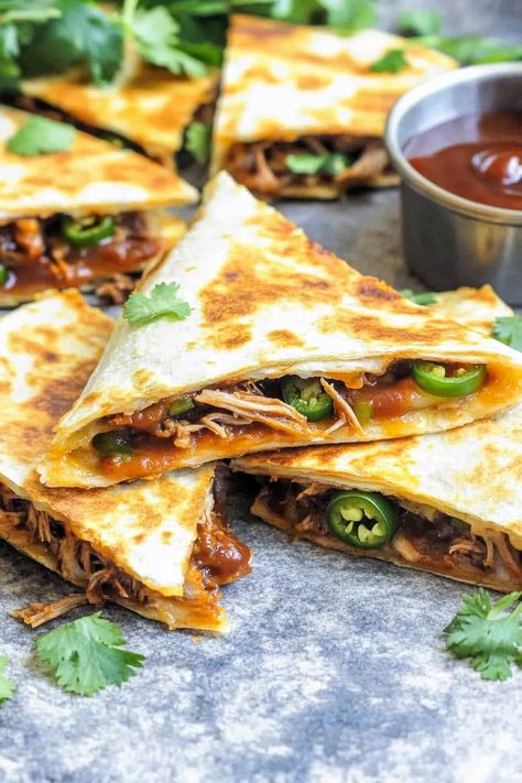 Quick Pulled Pork Quesadilla Pulled Pork Taco Bar, Pulled Pork Quesadilla Recipes, Pork Quesadilla Recipes, Quick Pulled Pork, Pork Quesadilla, Pulled Pork Quesadilla, Spicy Pulled Pork, Cheese Alternative, Pulled Pork Leftovers