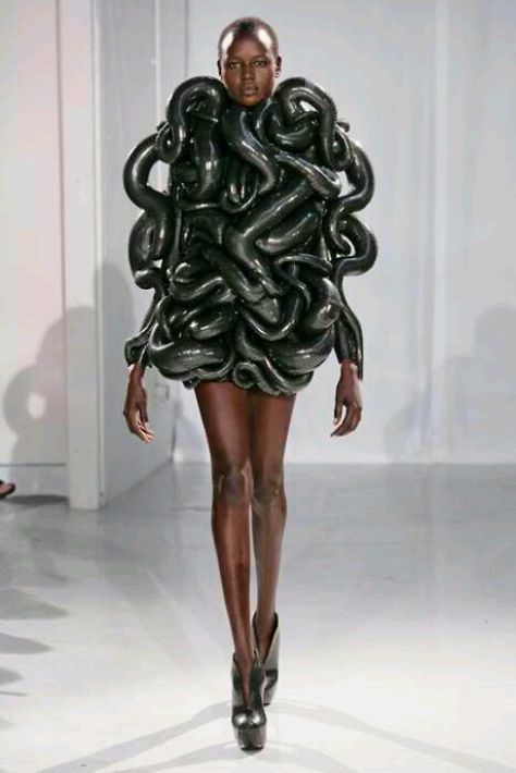 Snake dress Iris Van Herpen Couture, Snake Dress, Iris Van Herpen, Fashion Fail, Weird Fashion, Futuristic Fashion, Animal Fashion, Architecture Fashion, Snakes