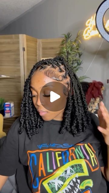 𝐎𝐫𝐥𝐚𝐧𝐝𝐨, 𝐅𝐥 | JUNE BOOKINGS OPEN 🗓️! on Instagram: "middle or side part?🥹 you guys are so in loveeee w theses 🥹🥹😍😍😍🔥❤️‍🔥.

style : barrel bob x soft locs 

Reminder to click the link in my bio to book your next appointment 

@becksbeautymark_ 
@becksbeautymark_ 
@becksbeautymark_ 

Thank you for all support in advance🫶🏾

Orlando, FL. (Near Hunter Creek)

#orlandobraidhairstyle #orlandowiginstall #orlandofrontals #thingstodoinorlando #orlandobraider #orlandohairstylists #ucfhairstylist #downtownorlando #vacayhairstyles #tampahairstylist #orlandomua #orlandosoftlocs #orlandobraiders #orlandohairstylist #kissimeehairstylist #poinicanahairstylist #atlhairstylists #butterflylocsorlando #becksbeautymark #boholocs #famuhairstylist  #orlandoknotlessbraids #miamisoftlocs #protec Side Part Locs Styles, Soft Locs Bob Hairstyles, Soft Loc Bob With Barrel Ends, Bob Locs Hairstyles, Soft Locs With Barrel Ends, Soft Locs Bob, Barrel Locs, Bob Faux Locs, Bob Locs