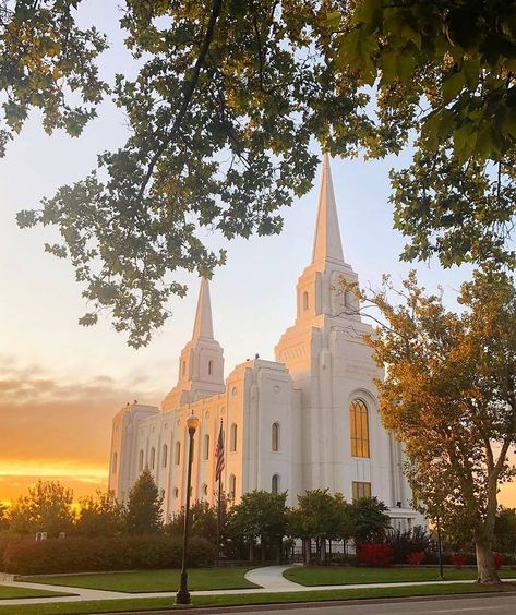 74 Me gusta, 0 comentarios - The Ministering (@theministering) en Instagram: "Brigham City, Utah Temple  #LdsTemples #LdsTemple #Lds #Temple #Latterdaysaints #BrighamCity #Utah…" Mormon Aesthetic, Brigham City Temple, Ctr Ring, Brigham City Utah, Lds Temple Art, Lds Temple Pictures, The Gospel Of Jesus Christ, Lds Scriptures, Lds General Conference