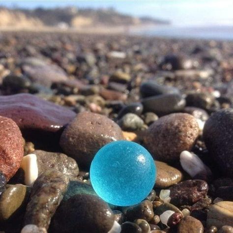 Sea Glass Colors, Sea Glass Beach, Sea Glass Crafts, Pretty Rocks, Cool Rocks, Sea Glass Art, Blue Marble, Rocks And Gems, Glass Marbles