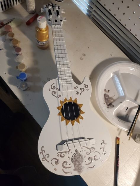 Painted Guitar Ideas, Painted Ukulele Ideas, Painting On Ukulele, Painted Ukelele Ideas, Painting Ukulele, Ukelele Painted Aesthetic, Ukulele Designs, Hand Painted Guitar, Hand Painted Ukulele