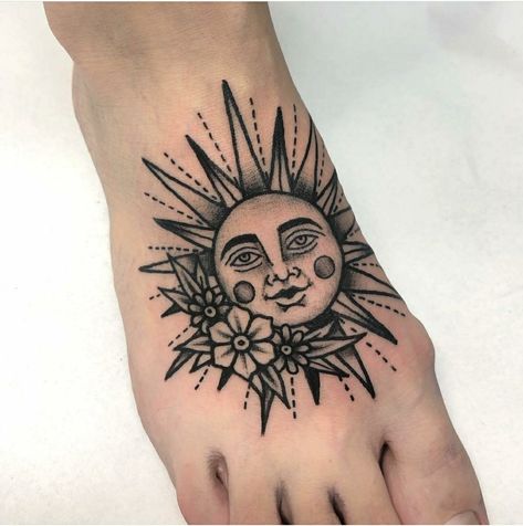 Traditional Sun Tattoo, Tropisches Tattoo, Cuff Tattoo, Sun Tattoo Designs, Traditional Tattoo Flowers, Traditional Style Tattoo, Traditional Tattoo Sleeve, Sun Tattoos, Traditional Tattoo Art