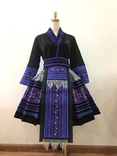 Hmong Outfits Modern, Hmong Couple Outfit, Hmong Vietnamese Outfit, Hmong Clothes Traditional, Hmong Modern Clothes, Hmong Xauv, Hmong Aesthetics, Hmong Fashion, Hmong Clothes