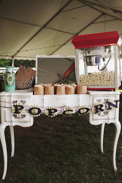 Popcorn Display, Wedding Popcorn Bar, Popcorn Station, Country Wedding Pictures, Popcorn Wedding, Country Wedding Reception, Wedding Food Stations, Outdoor Country Wedding, Wedding Snacks