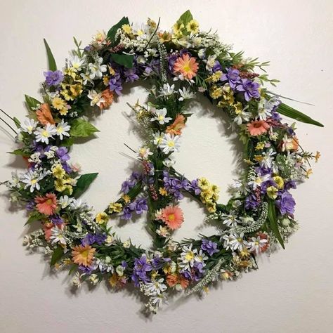 Peace Sign Wreath Diy, Diy Peace Sign, Woodstock Birthday, Wreath On Wall, Hippie Apartment, Peace Sign Wreath, Peace Wreath, Rainbow Peace Sign, Floral Peace Sign