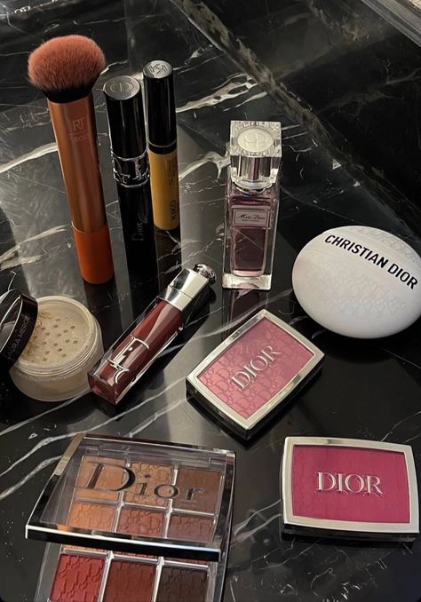 Dior Makeup Products, Girly Essentials, Make Up Aesthetic, Makeup Dior, Face Beat Makeup, Dior Cosmetics, Up Aesthetic, Retro Makeup, Makeup Accesories