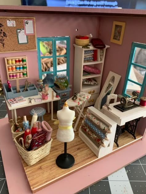 Sewing Room Miniature, Mini Rooms Miniatures, Interior Design Miniature Model, Miniature Room Boxes Diy, Miniature Room Boxes Ideas, Miniature Home Decor, Dollhouse Craft Room, Mini Room Craft, Doll House Miniature