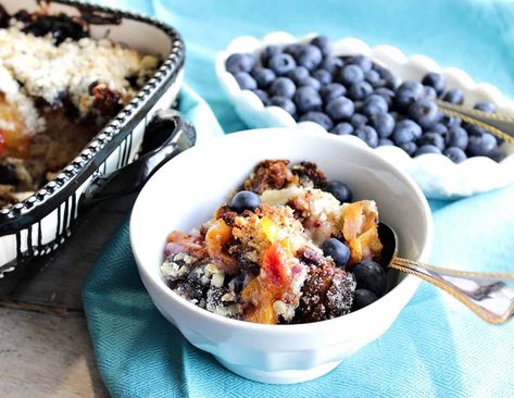 Peach And Blueberry Crisp, Blueberry Peach Cobbler, Skillet Cobbler, Quick Summer Desserts, Blueberry Crunch, Blueberry Crisp Recipe, Peach Crisp Recipe, Blueberry Crisp, Peach Blueberry