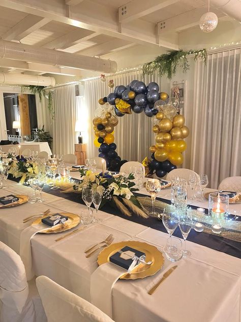 Allestimento tavolo con colori blu e oro . Pampas e segnaposto personalizzato Event Planner, Wedding Planner, Table Settings, Table Decorations, Furniture, Home Decor, Home Décor