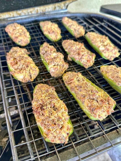 Healthy Smoker Recipes, Best Jalapeno Poppers, Grilled Jalapeno Poppers, Grill Nation, Healthy Barbecue, Smoked Jalapeno, Hamburgers Grilled, Jalapeno Recipes, Beef Bacon