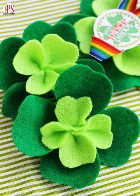 How to make felt shamrocks. A terrific, easy-to-follow tutorial! Diy St Patrick's Day Crafts, Diy St Patricks Day Decor, St Patricks Decorations, Shamrock Craft, Fete Saint Patrick, St Patricks Day Crafts, St Patricks Crafts, St Patricks Day Crafts For Kids, St Patrick's Day Decorations