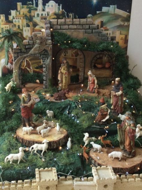 Christmas Nativity Images, Christmas Nativity Scene Display, Christmas Crib Ideas, Nativity Scene Diy, Nativity Scene Display, Christmas Decorations Centerpiece, Diy Nativity, Easy Christmas Decorations, Christmas Themes Decorations